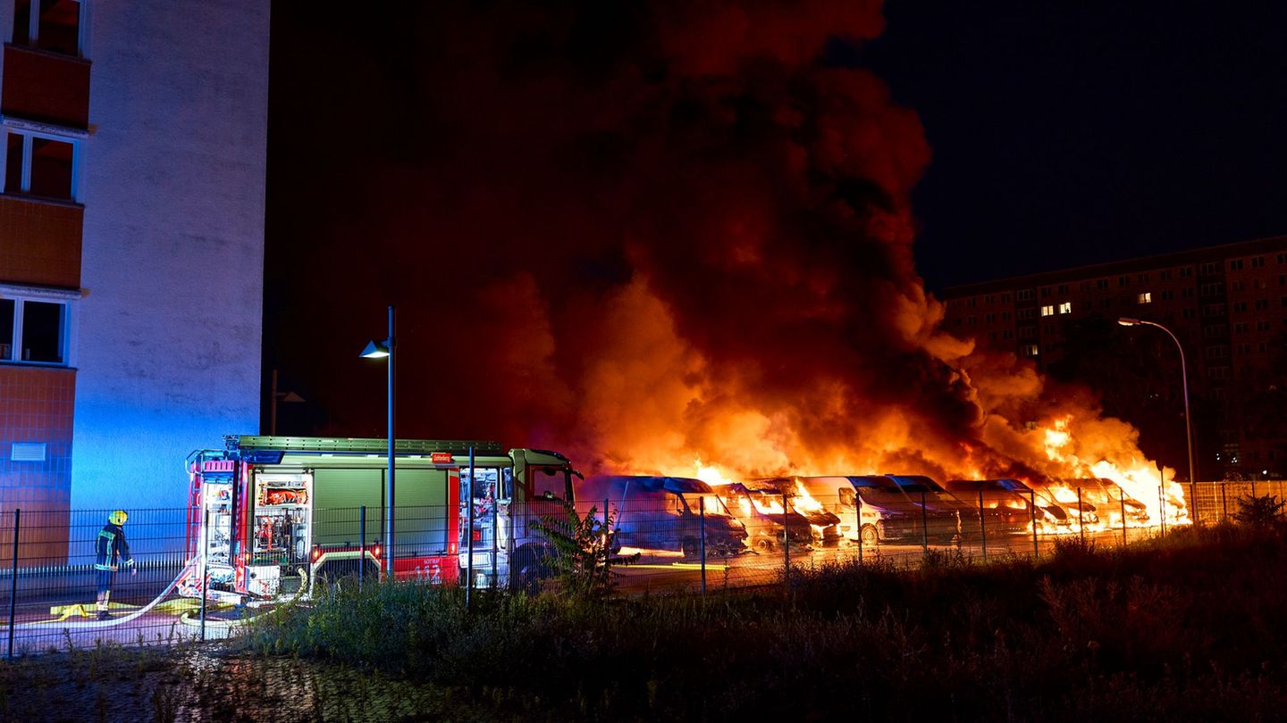 Fast 100 Einsatzkräfte sind bei der Brandbekämpfung in Berlin zum Einsatz gekommen