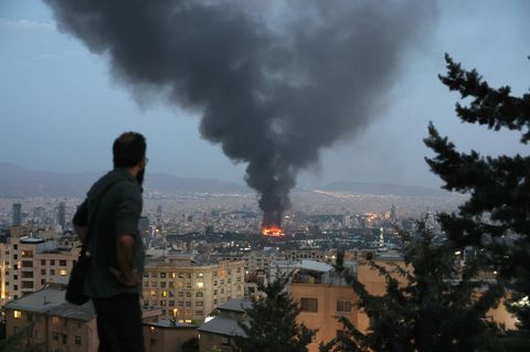 Iran: Nach einem israelischen Bombardement brennt der TV-Sender IRIB