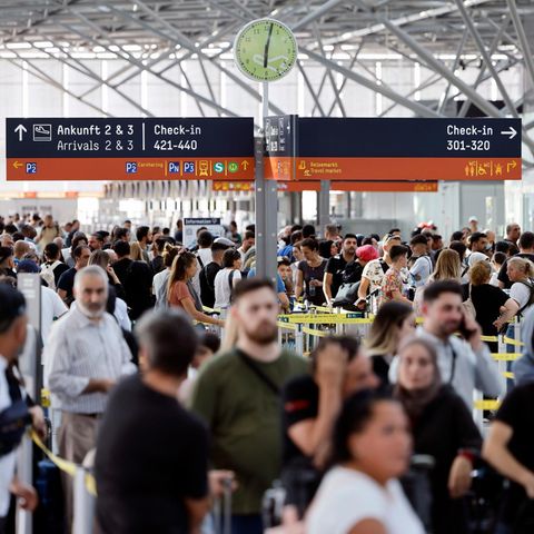 Fluggäste warten am Flughafen auf ihre Abfertigung
