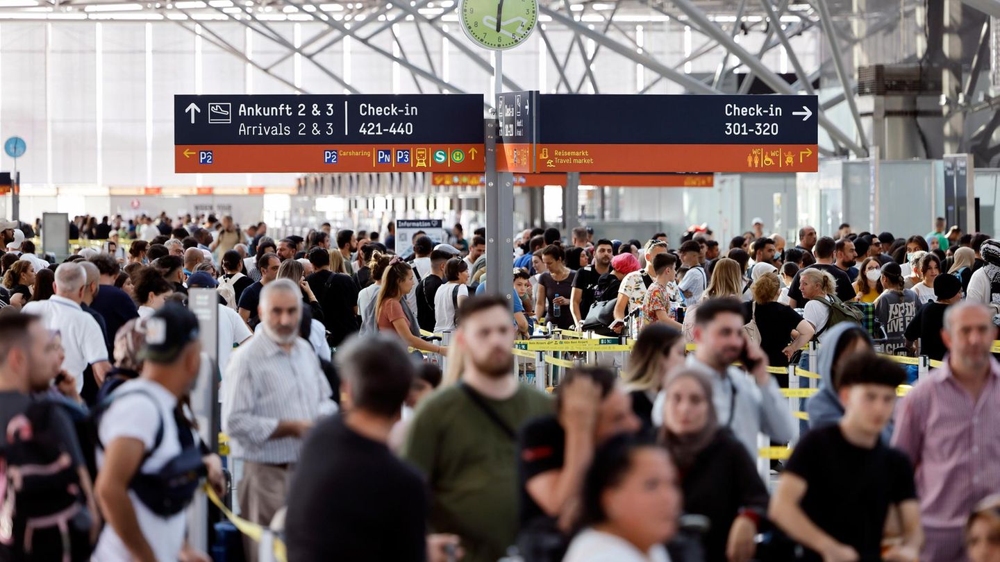 Fluggäste warten am Flughafen auf ihre Abfertigung Fluggäste warten am Flughafen auf ihre Abfertigung