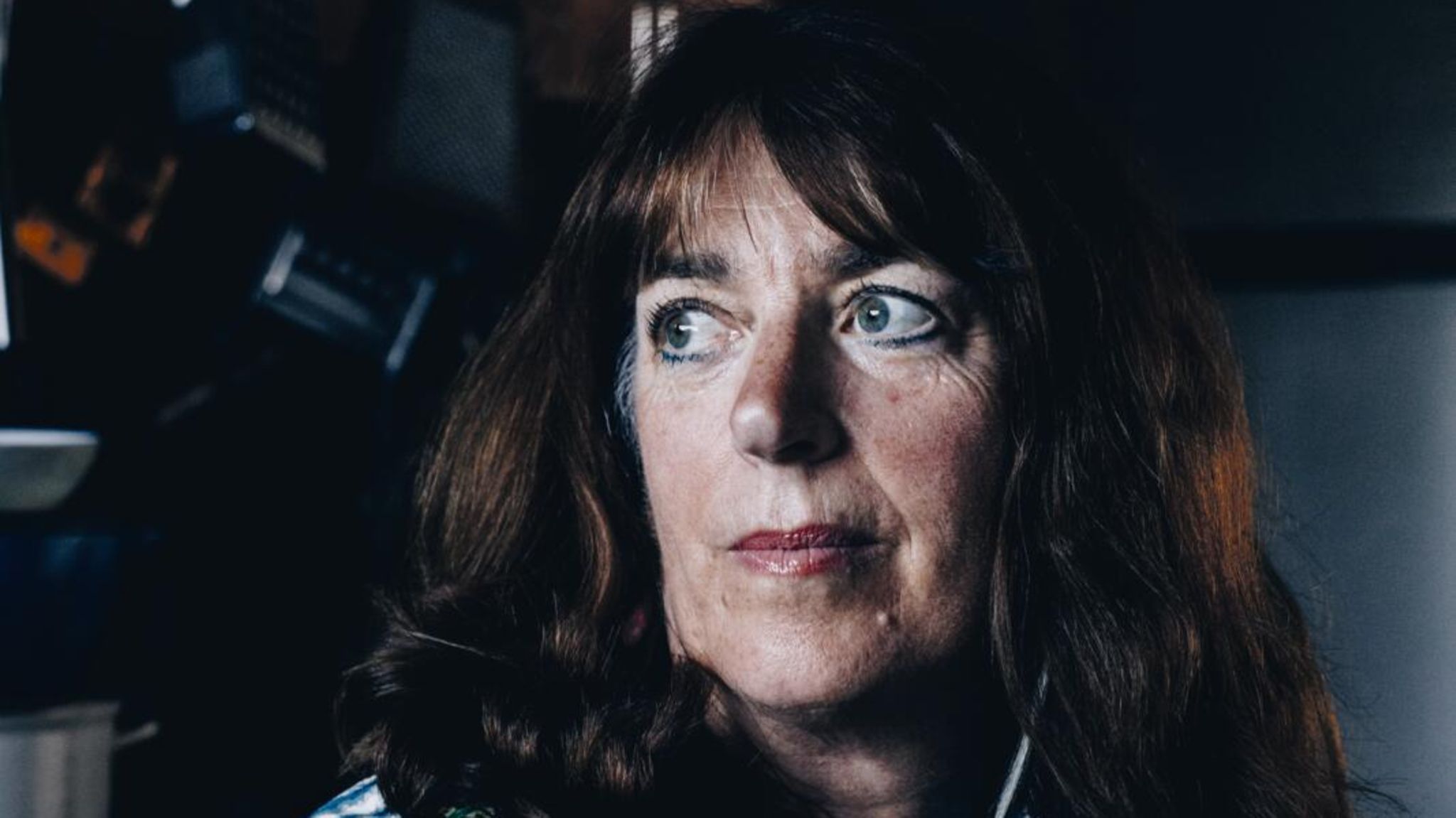 Sarah Darwin schaut nachdenklich in die Natur