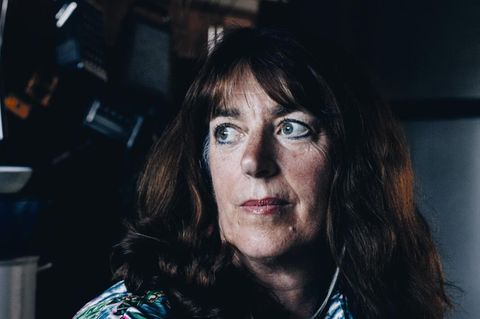 Sarah Darwin schaut nachdenklich in die Natur