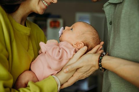Elterngeld: Eltern mit ihrem Baby