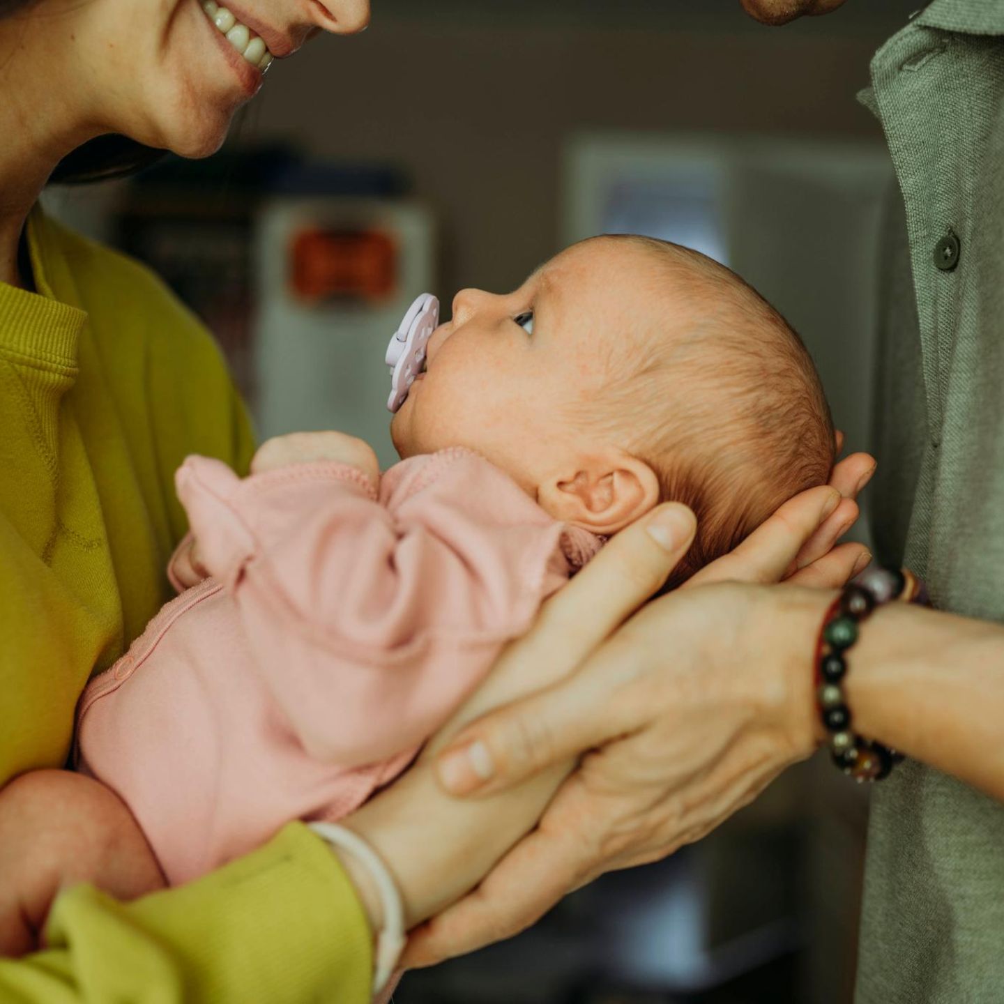 Elterngeld: Eltern mit ihrem Baby
