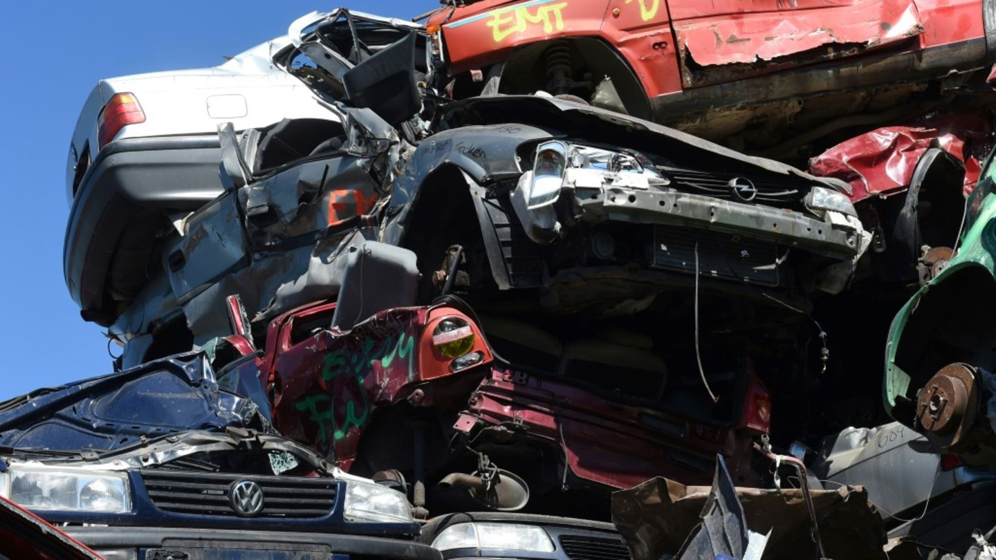Autowracks auf einem Schrottplatz in Fürstenfeldbruck