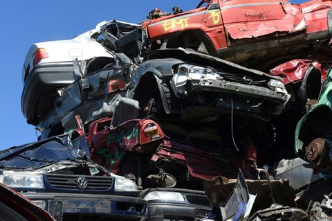 Autowracks auf einem Schrottplatz in Fürstenfeldbruck