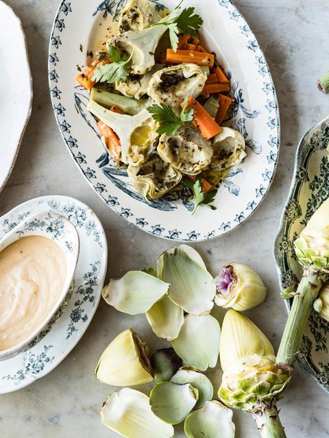 Artischocken mit Zitronen-Ei-Sauce serviert