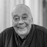 Als Wegbereiter der ZERO-Kunst führte er den Zimmermannsnagel in die Kunst ein und schuf weltbekannte Nagelreliefs, die in Museen und politischen Machtzentralen zu sehen sind. Uecker beschlug Leinwände sowie Objekte wie Stühle und Klaviere mit Nägeln und gestaltete Lichtkunst und Installationen, darunter das "Terrororchester" – eine lärmende Komposition aus Haushaltsgeräten