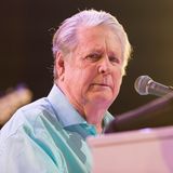 Der Mitgründer der Beach Boys starb am 11. Juni im Alter von 82 Jahren. Wilson hatte fast alle Beach-Boys-Hits geschrieben und die Alben der Band produziert. Viele seiner Songs wurden zu Klassikern – so etwa "Fun Fun Fun", "Good Vibrations", "Little Deuce Coupe", "Help Me Rhonda" und "Surfin' USA". Zuletzt war er an einer Art Demenz erkrankt und stand unter Vormundschaft   