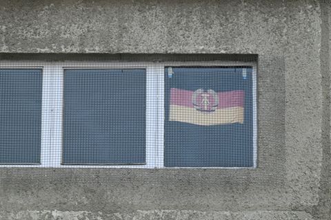 DDR-Flagge in Wohnhaus