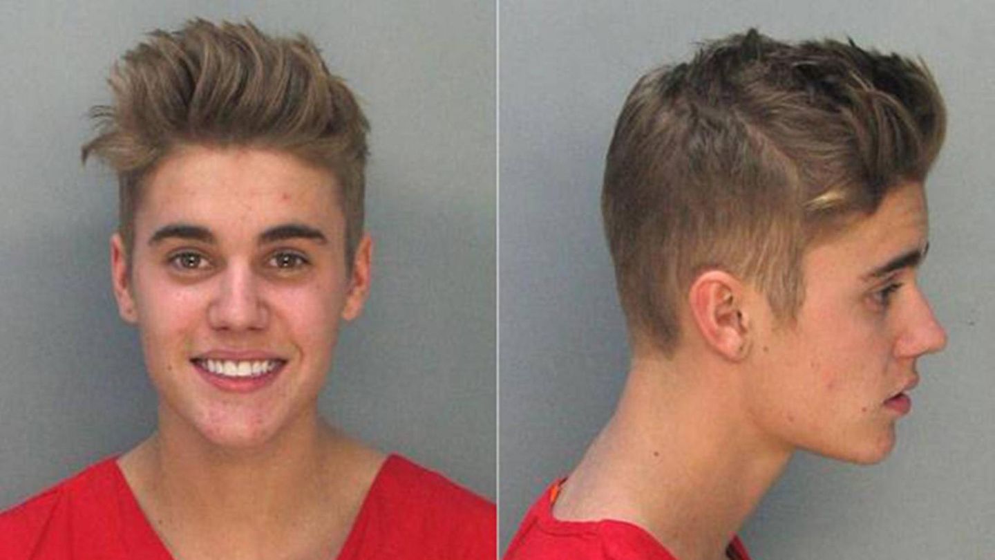 Justin Bieber: 2013 häufen sich Schlagzeilen über Drogen, Fans, die sich dem Star aggressiv nähern, und andere Eskapaden. Die Beziehung zu Selena Gomez wird instabil und sorgt für Gerüchte. 2014 wird Justin Bieber wegen verschiedener Vorfälle verhaftet, u.a. war er in Miami betrunken Auto gefahren und kontrolliert worden. 2013 häufen sich Schlagzeilen über Drogen, Fans, die sich dem Star aggressiv nähern, und andere Eskapaden. Die Beziehung zu Selena Gomez wird instabil und sorgt für Gerüchte. 2014 wird Justin Bieber wegen verschiedener Vorfälle verhaftet, u.a. war er in Miami betrunken Auto gefahren und kontrolliert worden.