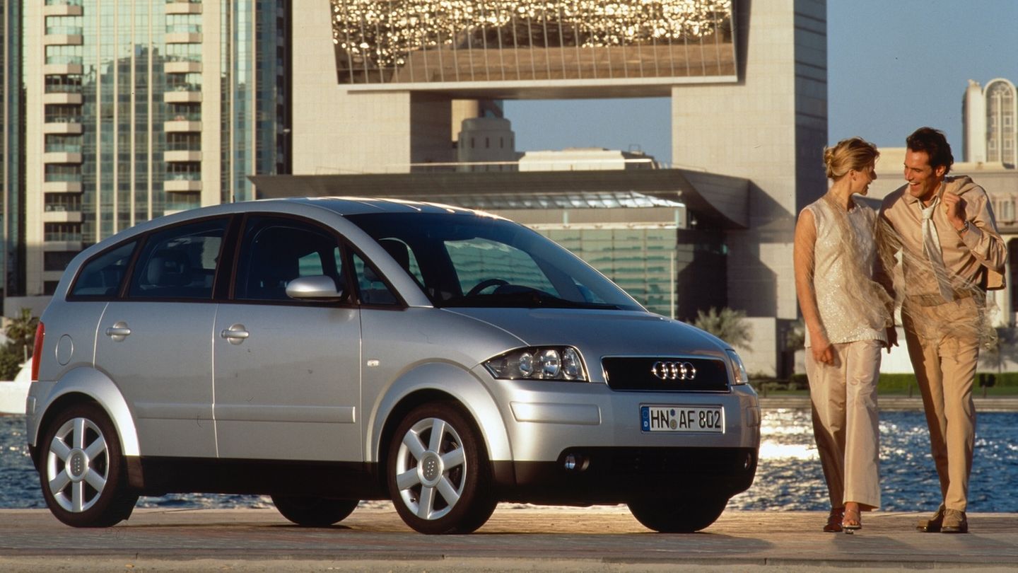 Audi A2  Spricht man die Audi-Verantwortlichen auf den A2 an, werden diese nicht müde zu betonen, dass der Audi A2 mit seiner aerodynamischen Karosserie auf Aluminium seiner Zeit weit voraus war. Auch wenn dies häufig bei Modellen gesagt wird, die zum Flopp wurden, war dies beim Audi-Einstiegsmodell wohl wirklich so. Gute Modelle kosten unter 8.000 Euro