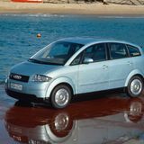 Audi A2  Besonders sparsam ist der Audi A2 1.4 TDI mit seinem 55 kW / 75 PS starken Dreizylinder-Diesel, der in der Realität deutlich weniger als fünf Liter Diesel auf 100 Kilometer verbrauchte. Mehr Dampf hatte die 90 PS starke TDI-Version, während der A2 3L mit einem Normbrauch von knapp unter drei Litern warb – 45 kW / 61 PS stark. Sein Tank fasste jedoch nur 20 Liter. Auch die Benziner 1.4 FSI und 1.6 FSI sind sparsam