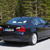 BMW 320d  Zunächst leistete der Zweiliter-Diesel 120 kW / 163 PS, die durch die Modellpflege 2007 auf 130 kW / 177 PS / 350 Nm anwuchsen. Erstmals bekamen die gefeierten Reihensechszylinder bei Diesel und Benzinern echte Konkurrenz, denn der 320d bietet Fahrspaß, 230 km/h Spitze und reale Verbräuche von unter sechs Litern. Preise starten für gute Modelle ab 10.000 Euro