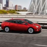 Toyota Prius  Bereits der erste Toyota Prius war in den 1990er Jahren ein Spritsparwunder. Doch gute Gebrauchte sind heute kaum noch zu finden. Etwas anders sieht es mit der zweiten Prius-Generation aus, die 2003 / 2004 mit Schrägheckdesign ihre Premiere feierte und bis 2009 gefertigt wurde. Hier ist das Angebot in Deutschland und dem angrenzenden Ausland etwas größer, aber immer noch klein. Die Preise für den 82 kW / 111 PS starken Hybriden beginnen beim unter 5000 Euro wobei die Laufleistungen mitunter bei 200.000 Kilometern oder mehr liegen