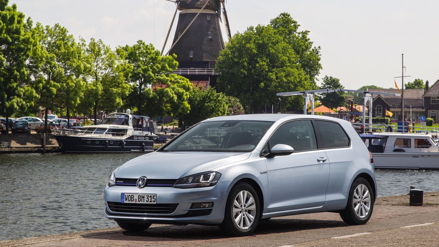 Ratgeber: VW Golf TDI Kauftipps sind dabei insbesondere die Golf-Generationen ab 2013. Für viele ist die siebte Golf-Version bis heute die beste, die es je gegeben hat. Die 1,6 und 2,0 Liter großen Vierzylinder-Diesel leistet 66 kW / 90 bis 135 kW / 184 PS und waren als Handschalter und mit Doppelkupplungsgetriebe im breit gefächerten Angebot. Mit unter sechs Litern Diesel lässt sich ein TDI immer bewegen. Euro6 und bis zu 230 km/h schaffen die Wolfsburger trotzdem VW Golf TDI Kauftipps sind dabei insbesondere die Golf-Generationen ab 2013. Für viele ist die siebte Golf-Version bis heute die beste, die es je gegeben hat. Die 1,6 und 2,0 Liter großen Vierzylinder-Diesel leistet 66 kW / 90 bis 135 kW / 184 PS und waren als Handschalter und mit Doppelkupplungsgetriebe im breit gefächerten Angebot. Mit unter sechs Litern Diesel lässt sich ein TDI immer bewegen. Euro6 und bis zu 230 km/h schaffen die Wolfsburger trotzdem