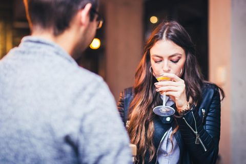Eine Frau stürzt beim Dating einen Drink herunter