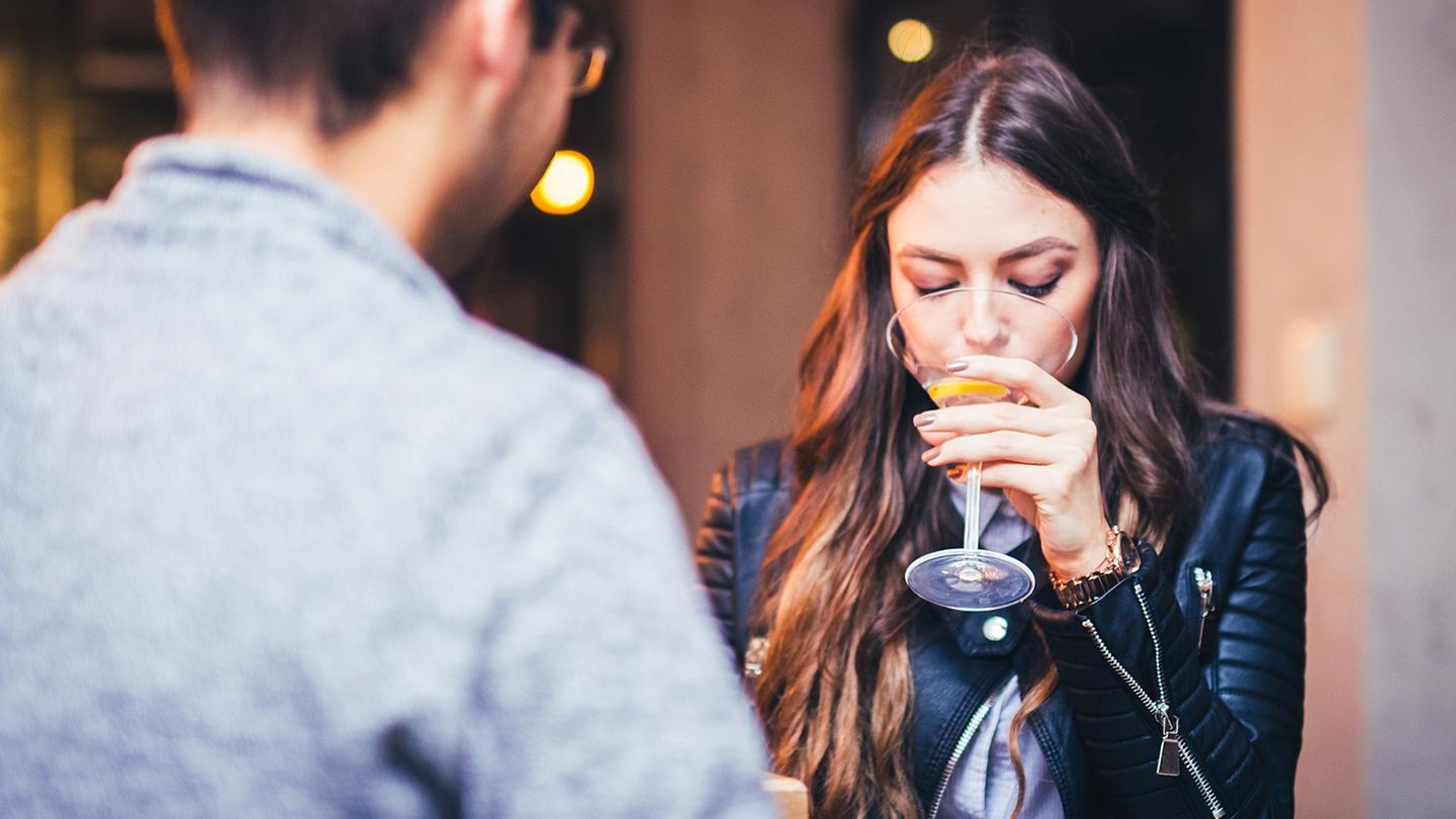 Eine Frau stürzt beim Dating einen Drink herunter