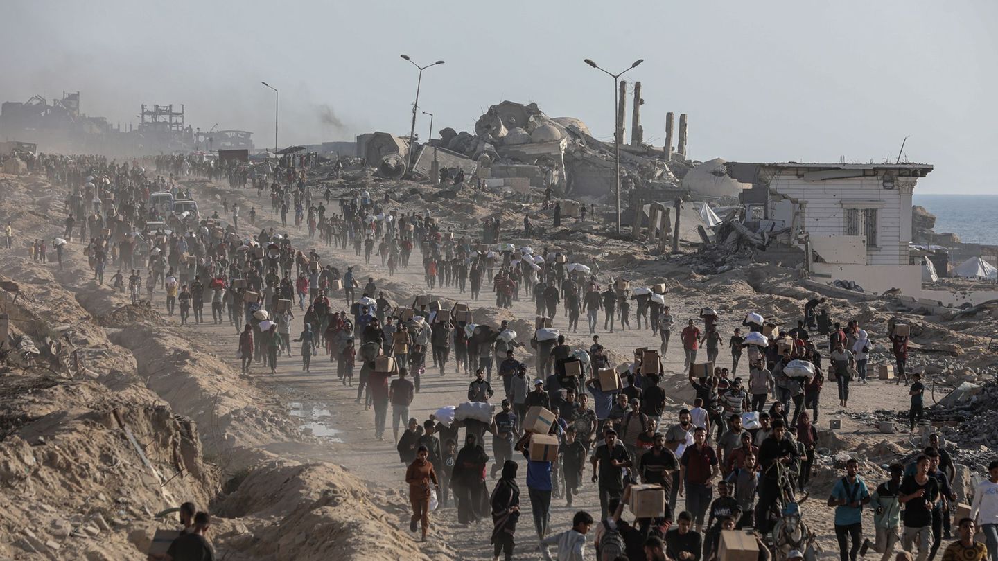 Gaza War: Palestinians: Israel attacks a lot at Gaza aid Center