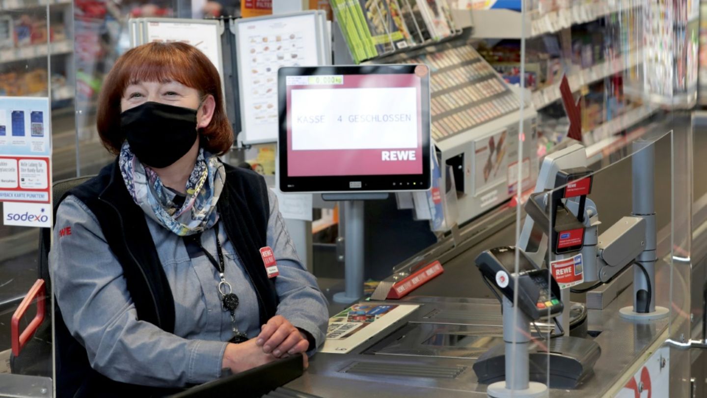 Kassiererin in einem Supermarkt in Berlin 2020