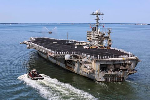 Die USS Nimitz auf hoher See