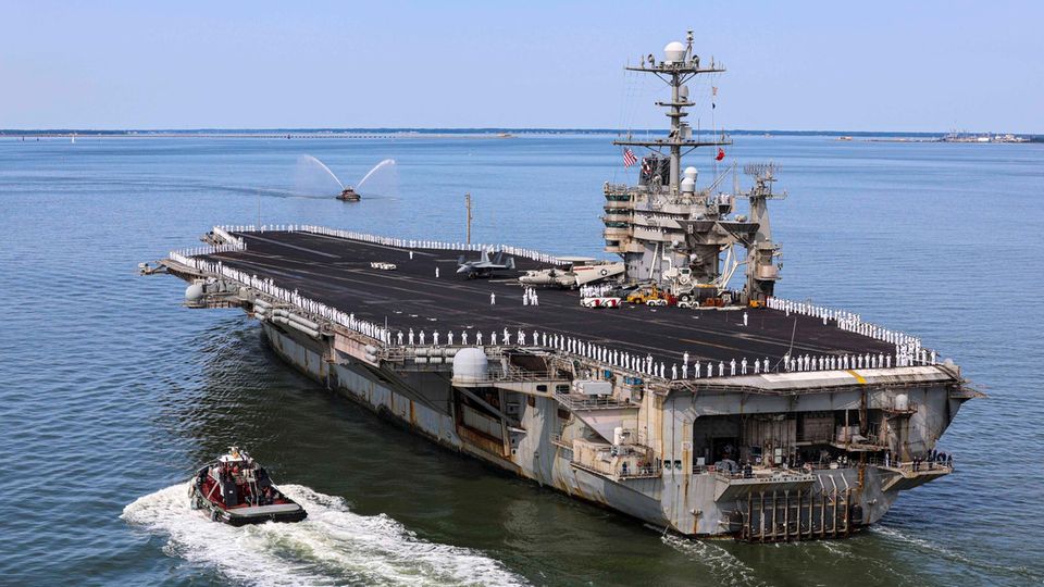 Die USS Nimitz auf hoher See