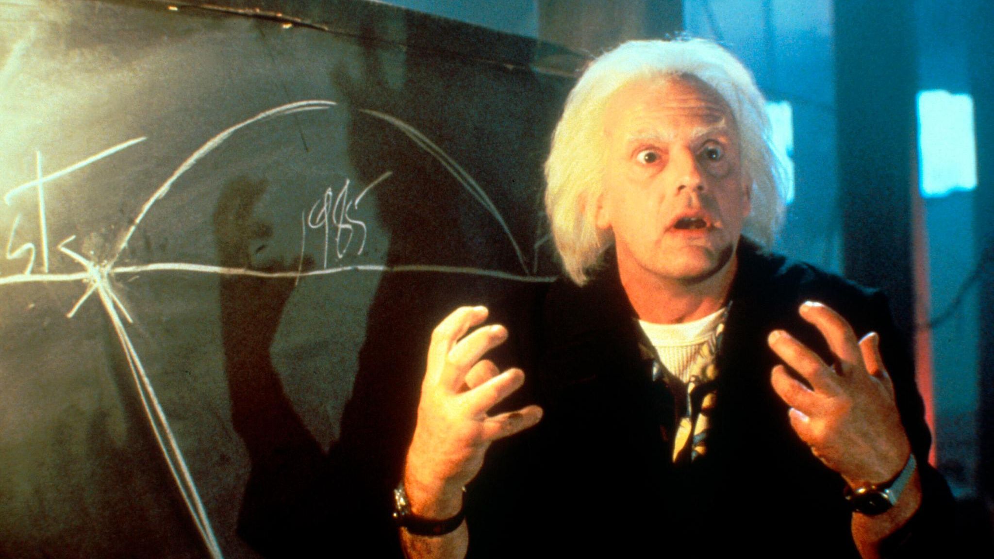 Zurück in die Zukunft Teil 2 - Doc Brown vor einer Tafel mit mit der Aufschrift 1985
