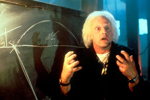 Zurück in die Zukunft Teil 2 - Doc Brown vor einer Tafel mit mit der Aufschrift 1985
