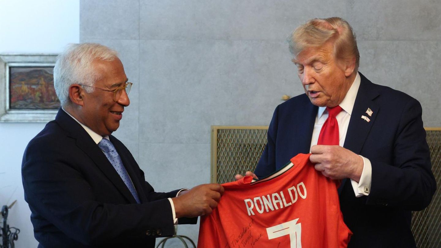 Trump gets signed Ronaldo jersey-with special dedication