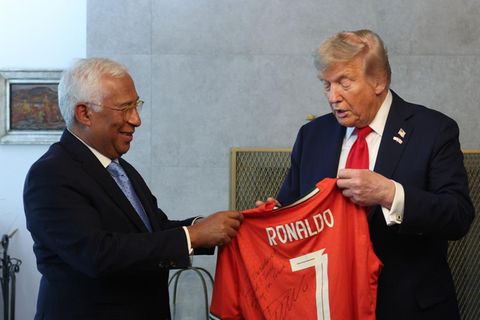EU-Ratspräsident António Costa überreichte Donald Trump das Ronaldo-Trikot