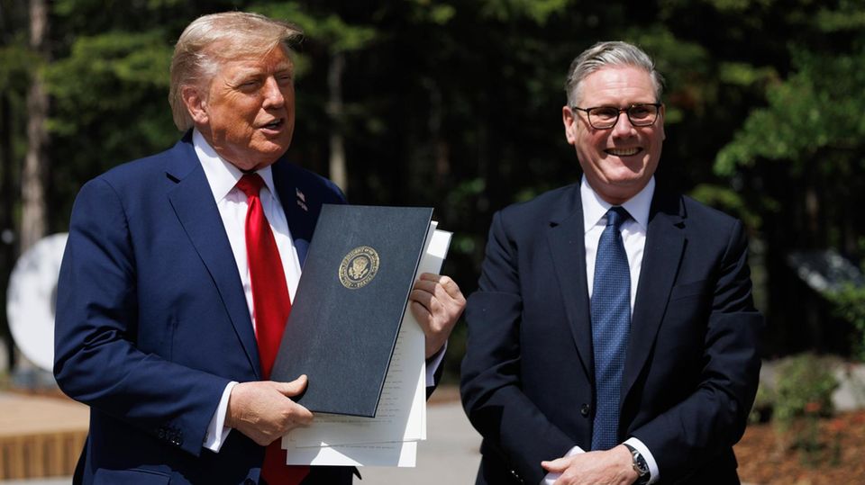 Donald Trump lässt wichtige Dokumente vor laufender Kamera fallen US-Präsident Donald Trump und Premier Keir Starmer bestätigen ihr neues Handelsabkommen