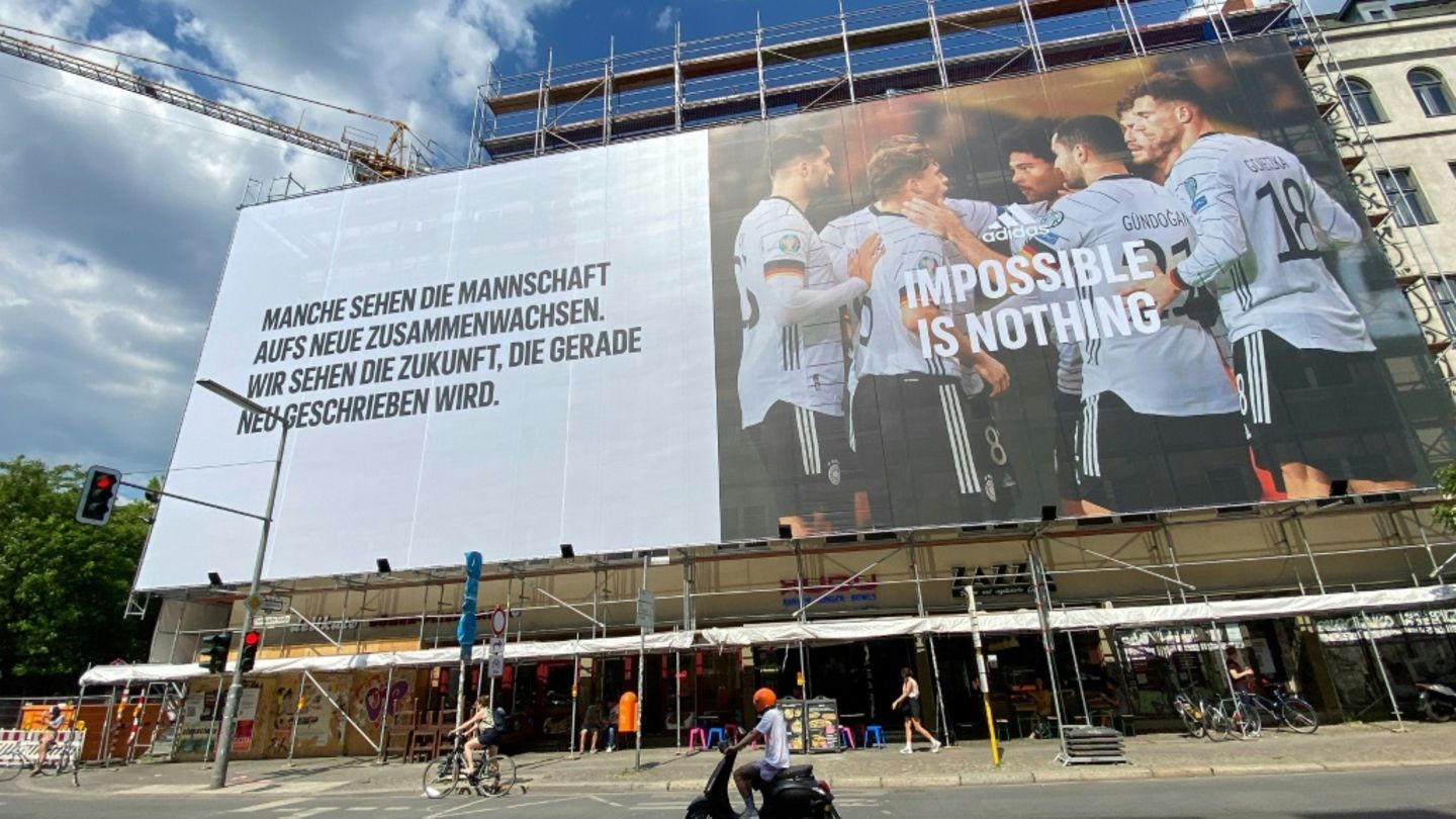 Großflächiges Werbeplakat