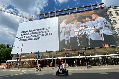 Großflächiges Werbeplakat