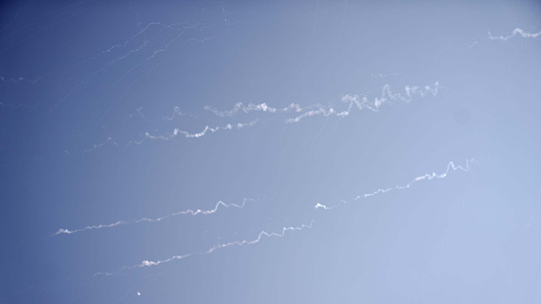 Vergeltungsschlag gegen Israel: Vom Iran abgeschossene ballistische Raketen werden vom israelischen Luftabwehrsystem Iron Dome am Himmel über Ramallah im Westjordanland abgewehrt.