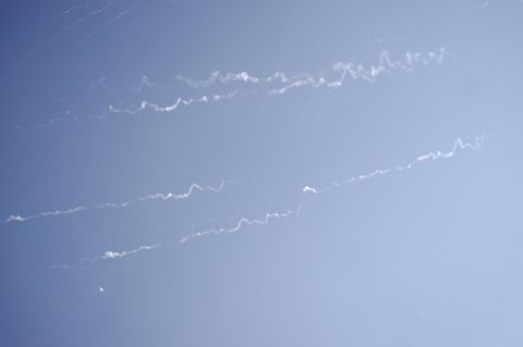 Vergeltungsschlag gegen Israel: Vom Iran abgeschossene ballistische Raketen werden vom israelischen Luftabwehrsystem Iron Dome am Himmel über Ramallah im Westjordanland abgewehrt.