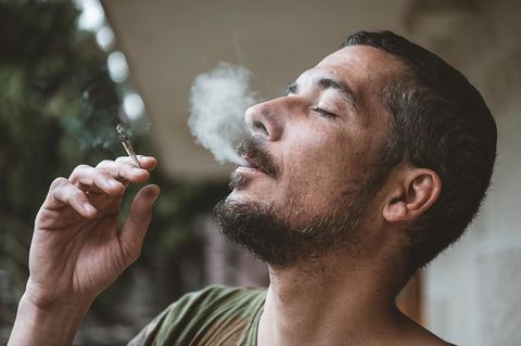 Cannabis: ein Mann raucht einen Joint