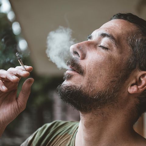 Cannabis: ein Mann raucht einen Joint