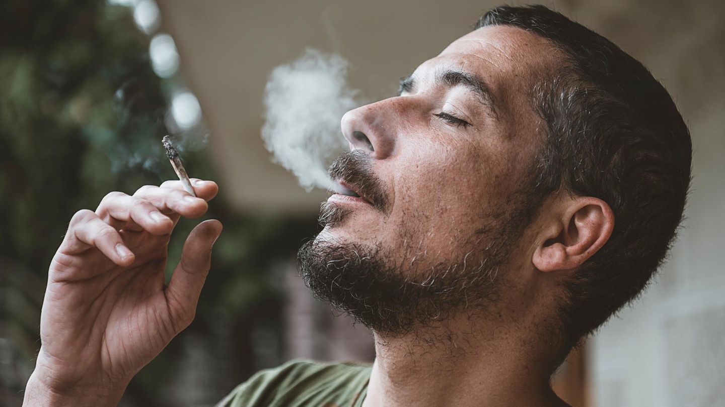 Cannabis: ein Mann raucht einen Joint