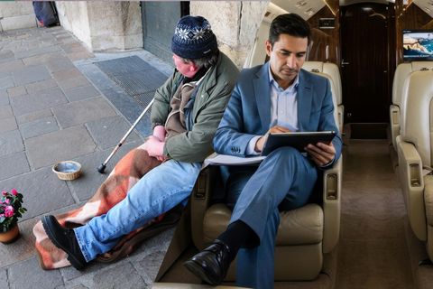 Neoliberalismus: Ein armer- und ein reicher Mensch in einer Montage
