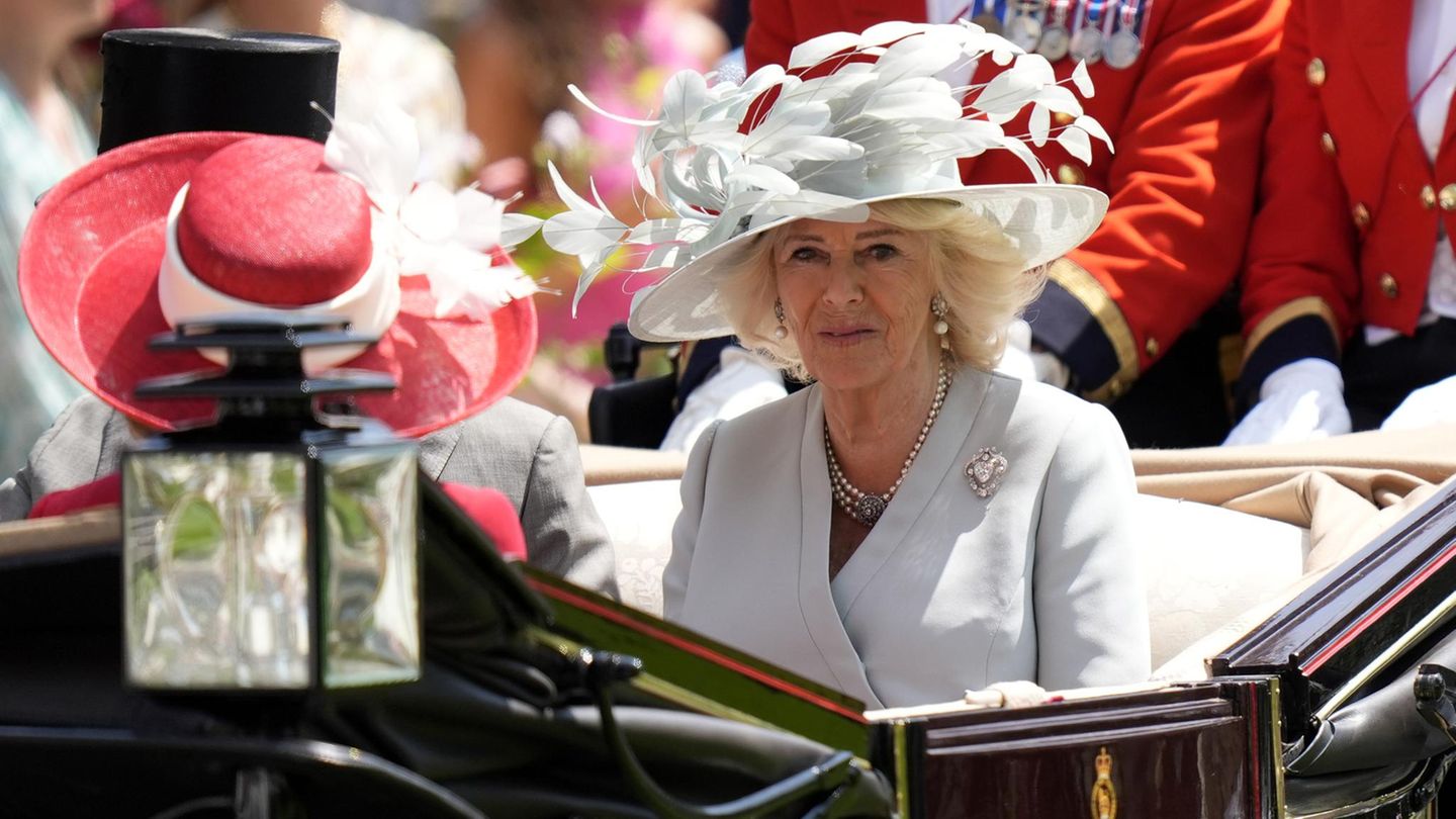 Camilla in der Kutsche zum Royal Ascot. Sie trägt einen grauen Blazer und einen grauen Hut mit Federn