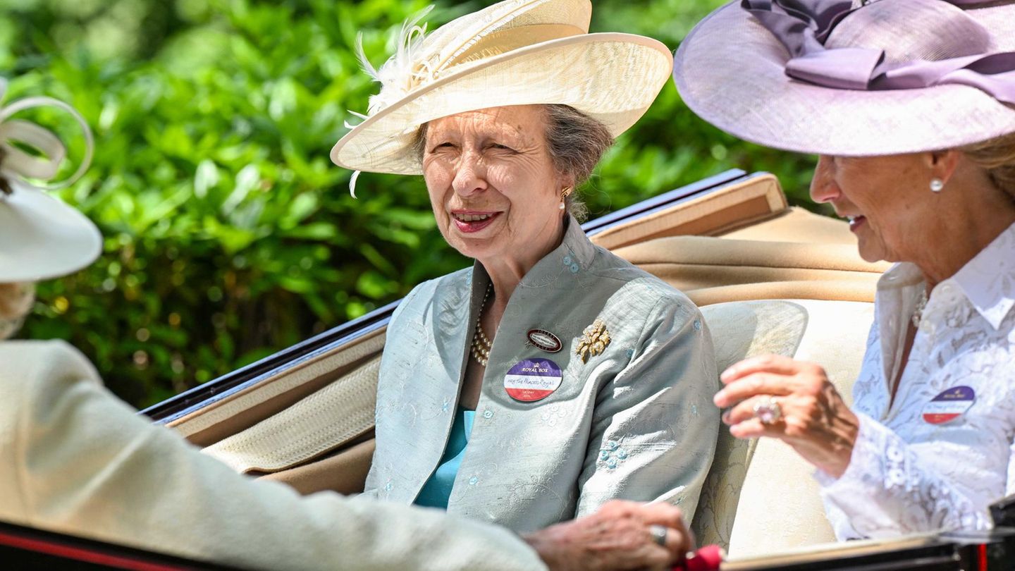 Princess Anne in der Kutsche zum Royal Ascot 2025 sie trägt einen grauen Blazer und einen Strohhut