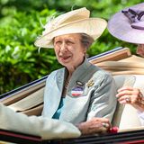 Princess Anne in der Kutsche zum Royal Ascot 2025 sie trägt einen grauen Blazer und einen Strohhut