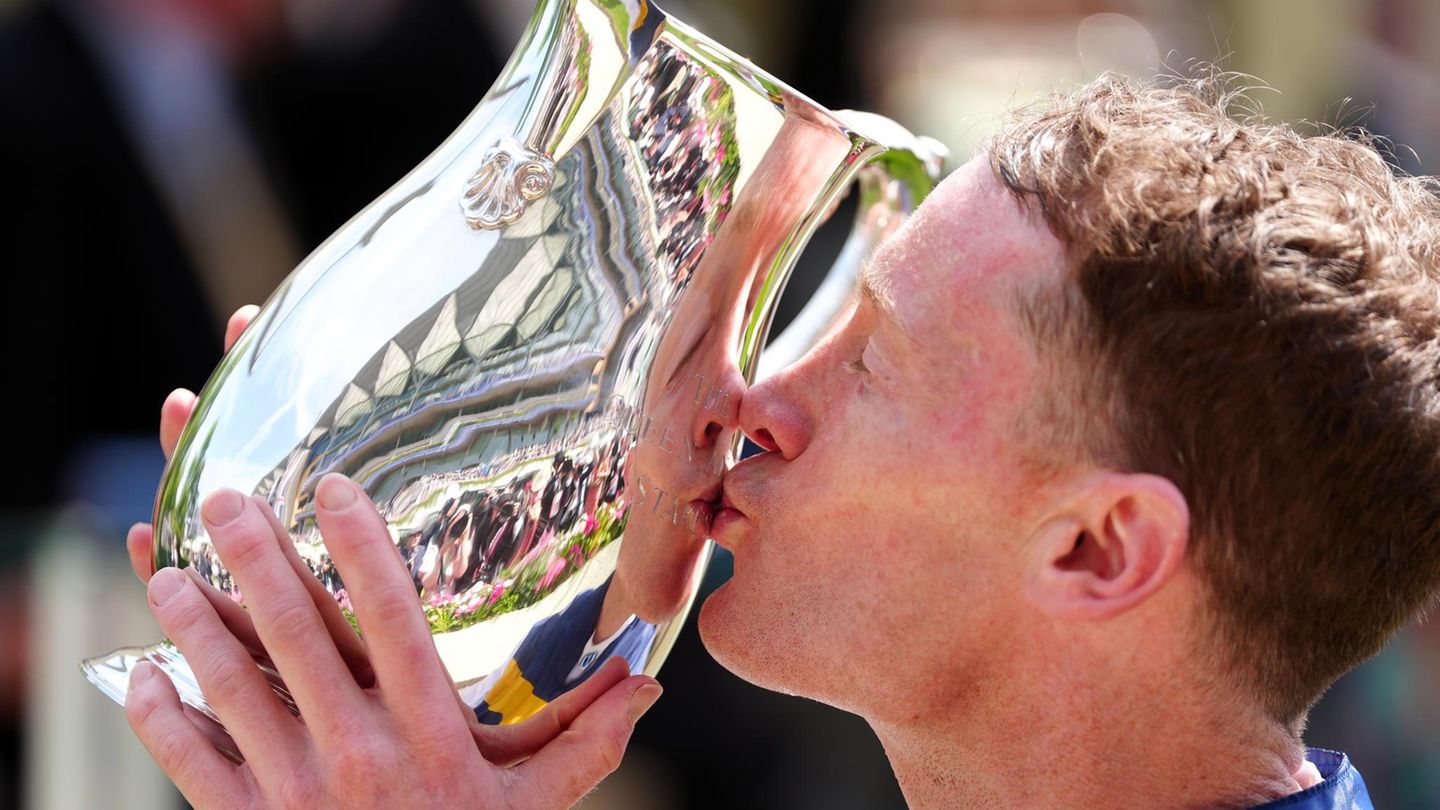 Gewinner des Ersten Rennes des Royal Ascot küsst den Pokal in Nahaufnahme Gewinner des Ersten Rennes des Royal Ascot küsst den Pokal in Nahaufnahme