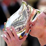 Gewinner des Ersten Rennes des Royal Ascot küsst den Pokal in Nahaufnahme