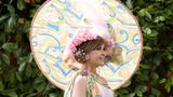 Eine Frau beim Royal Ascot mit einem großen gemusterten Hut