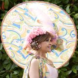 Eine Frau beim Royal Ascot mit einem großen gemusterten Hut