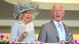 Charles und Camilla singen beim royal Ascot. Sie tragen die Farben Grau und Hellblau
