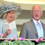 Charles und Camilla singen beim royal Ascot. Sie tragen die Farben Grau und Hellblau