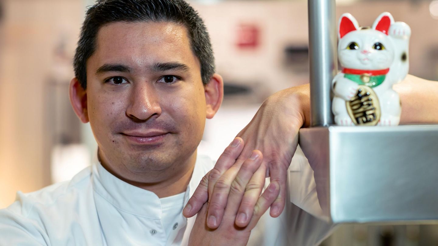Michelin-Guide 2025: Tohru in der Schreiberei (München) ⭐⭐⭐ NEU Küchenchef: Tohru Nakamura Die spannende Verbindung von japanisch inspirierter und klassisch-französischer Küche mit eigener Handschrift und feinfühliger Stilistik überzeugte die Michelin-Inspekteure. Nakamura war im Vorjahr noch mit zwei Sternen ausgezeichnet worden. Tohru in der Schreiberei (München) ⭐⭐⭐ NEU Küchenchef: Tohru Nakamura Die spannende Verbindung von japanisch inspirierter und klassisch-französischer Küche mit eigener Handschrift und feinfühliger Stilistik überzeugte die Michelin-Inspekteure. Nakamura war im Vorjahr noch mit zwei Sternen ausgezeichnet worden.