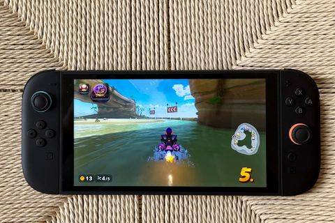 Die Nintendo Switch 2 liegt im Test auf einem Stuhl